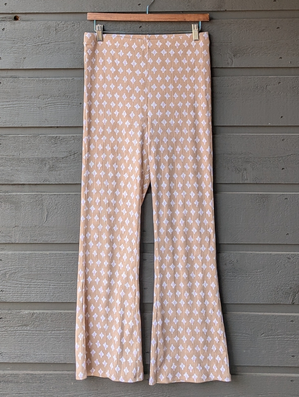 NWOT aerie Tan Ribbed Knit Flared Lounge Pants White Pink Pattern Size Medium